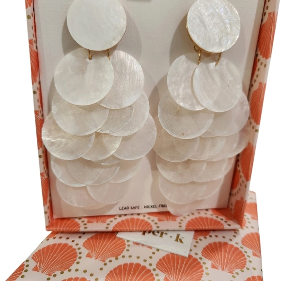 🤍🔹️ Piper K 🔹️Gorgeous shell chandelier earrings - Picture 9 of 9